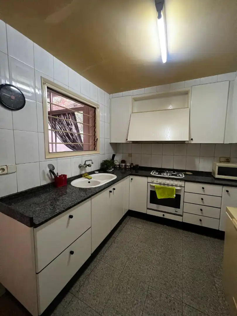 Cuina de Casa o xalet en venda en Terrassa amb Jardí privat, Terrassa i Traster