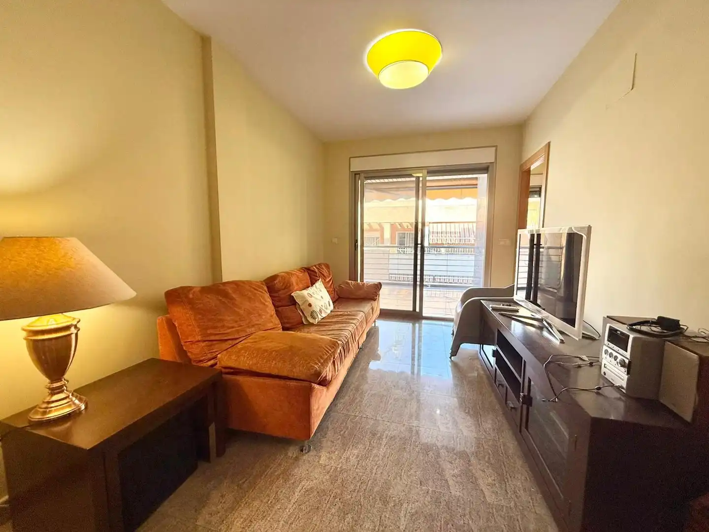 Sala d'estar de Pis de lloguer en Torrevieja amb Aire condicionat, Calefacció i Terrassa