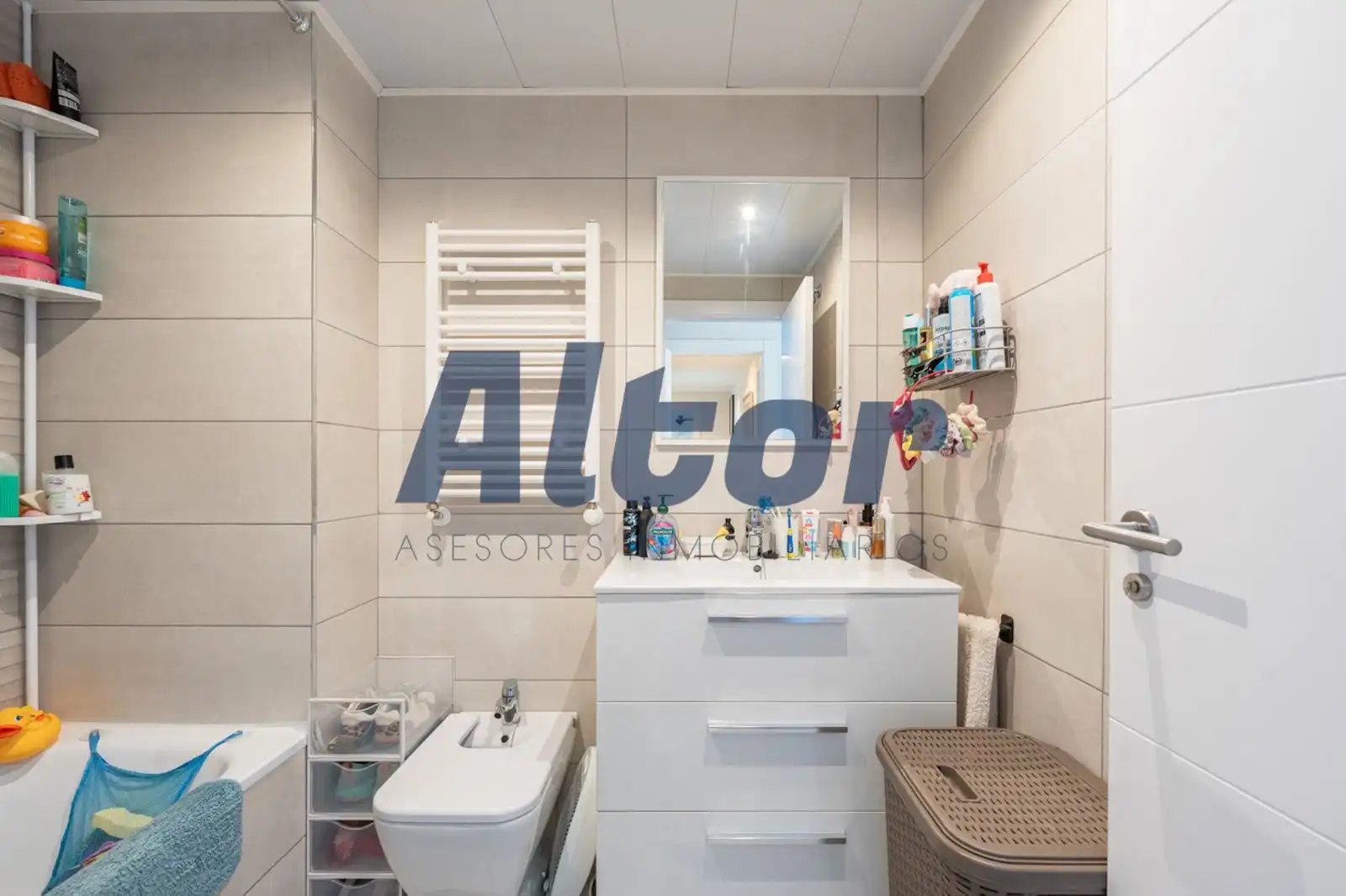 Bathroom of Flat for sale in Madrid  with Air Conditioner, Heating and Terrace