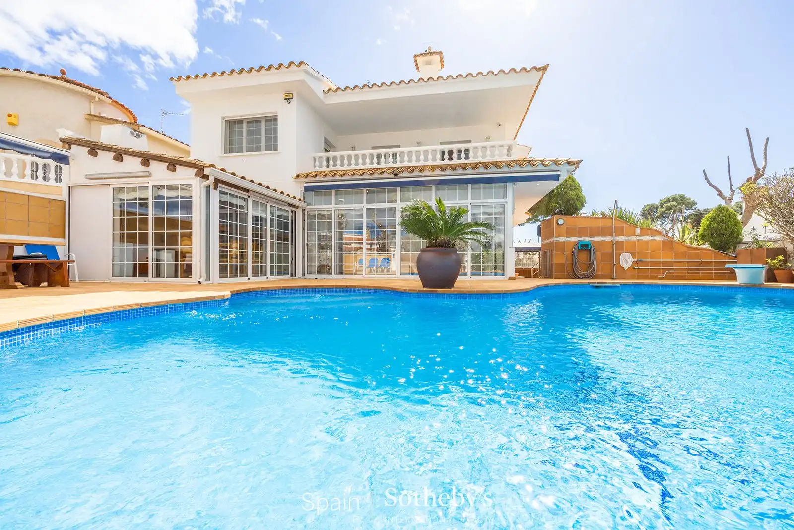 House with pool for sale in Requesens