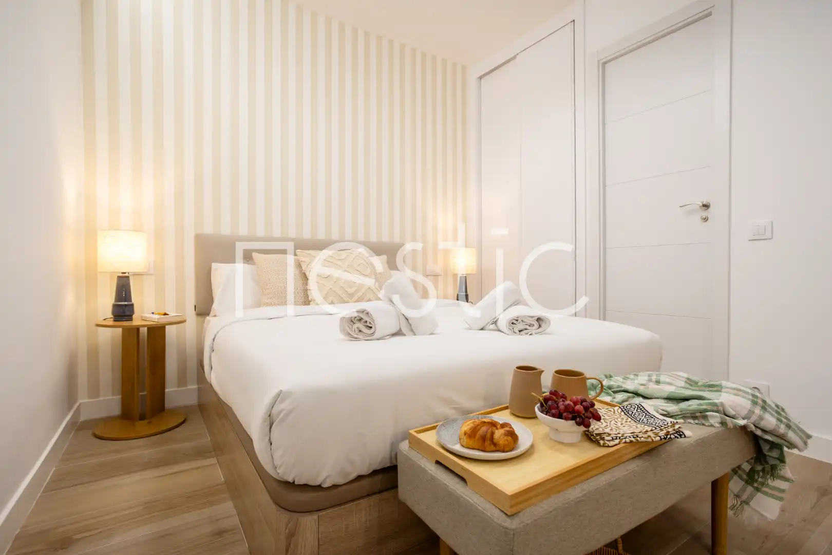 Dormitori de Apartament de lloguer en Madrid amb Aire condicionat, Calefacció i Moblat
