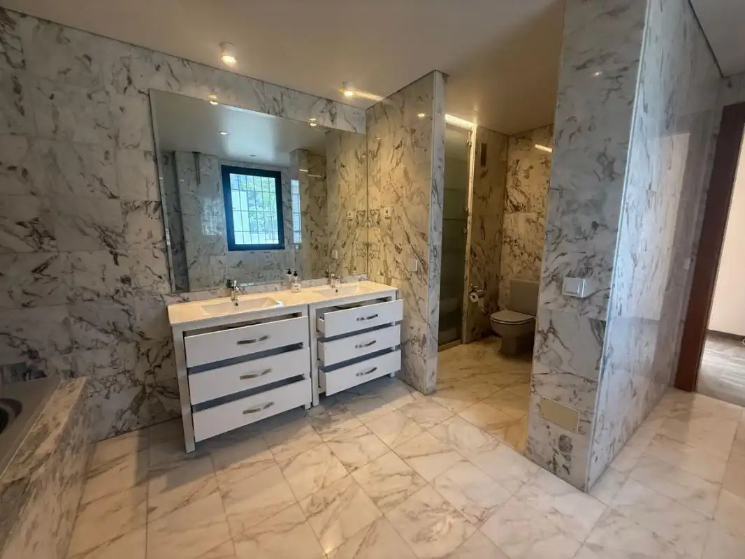 Baño de Oficina de alquiler en Marbella con Calefacción