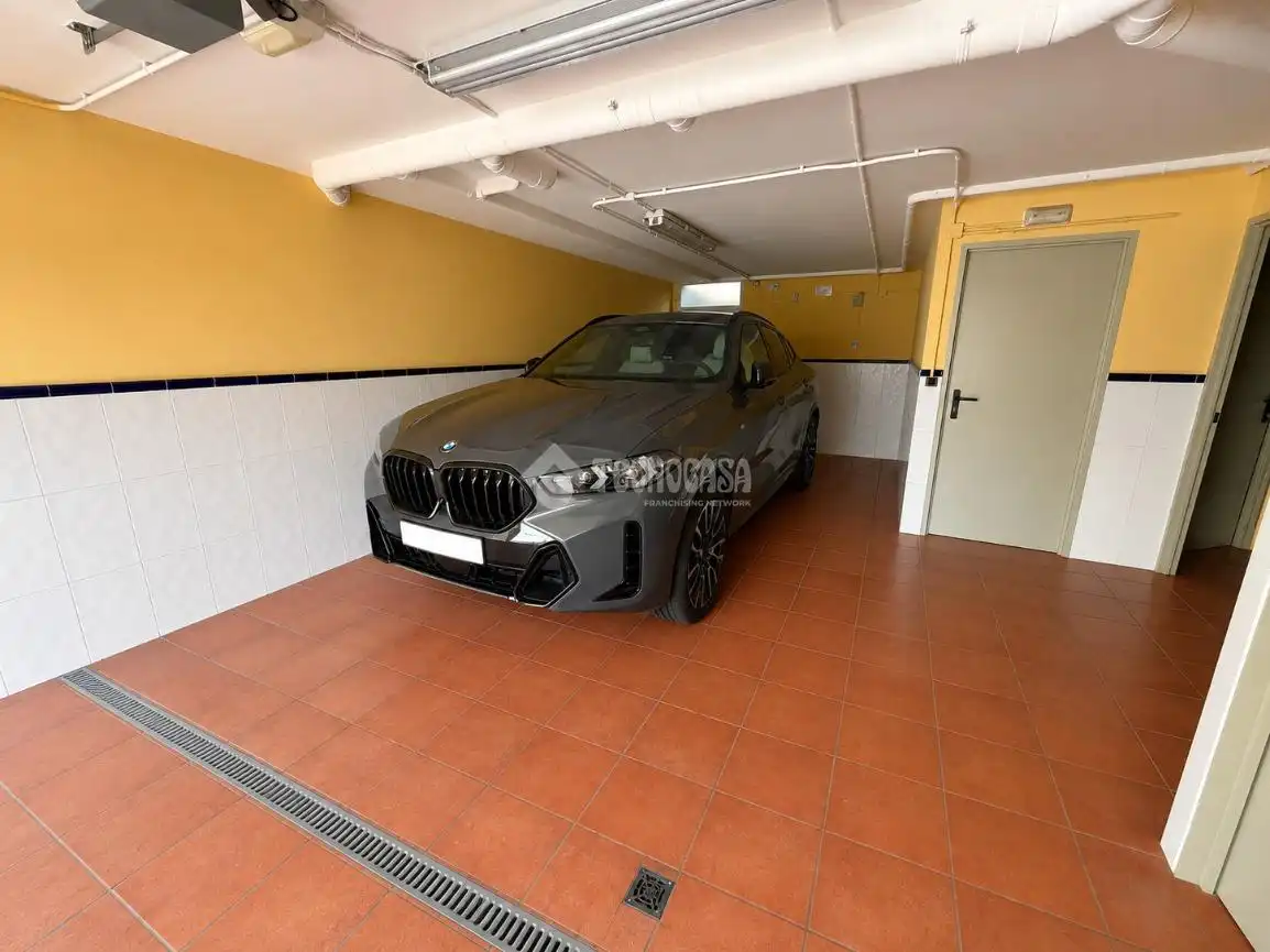 Aparcament de Casa adosada en venda en León Capital  amb Aire condicionat, Calefacció i Terrassa