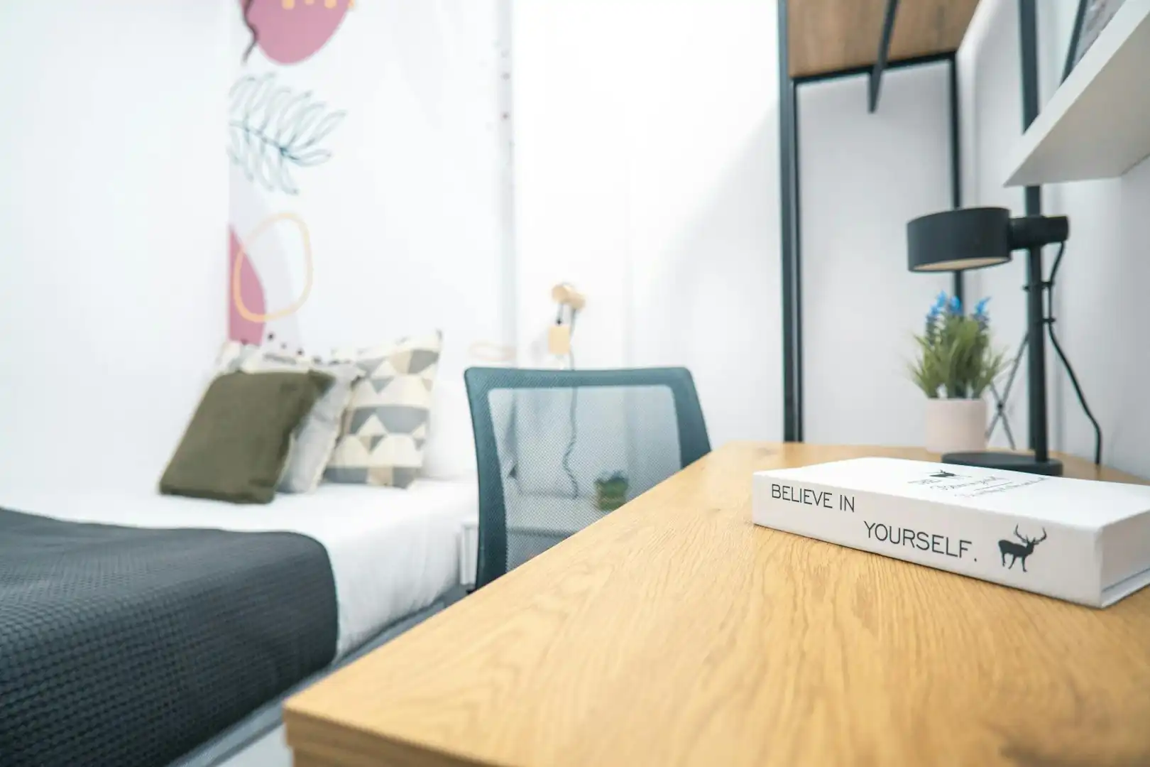 Bedroom of Flat for share in Barcelona  with Washing machine