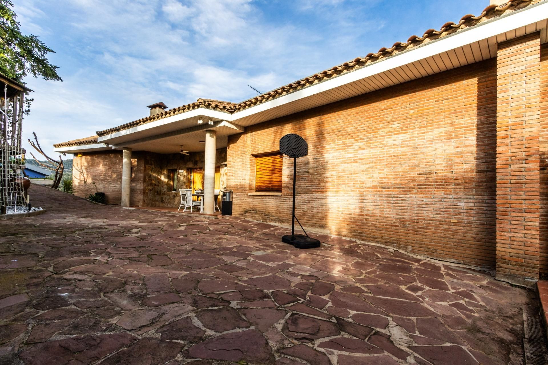 Vista exterior de Casa o xalet en venda en Castellar del Vallès amb Jardí privat, Terrassa i Piscina