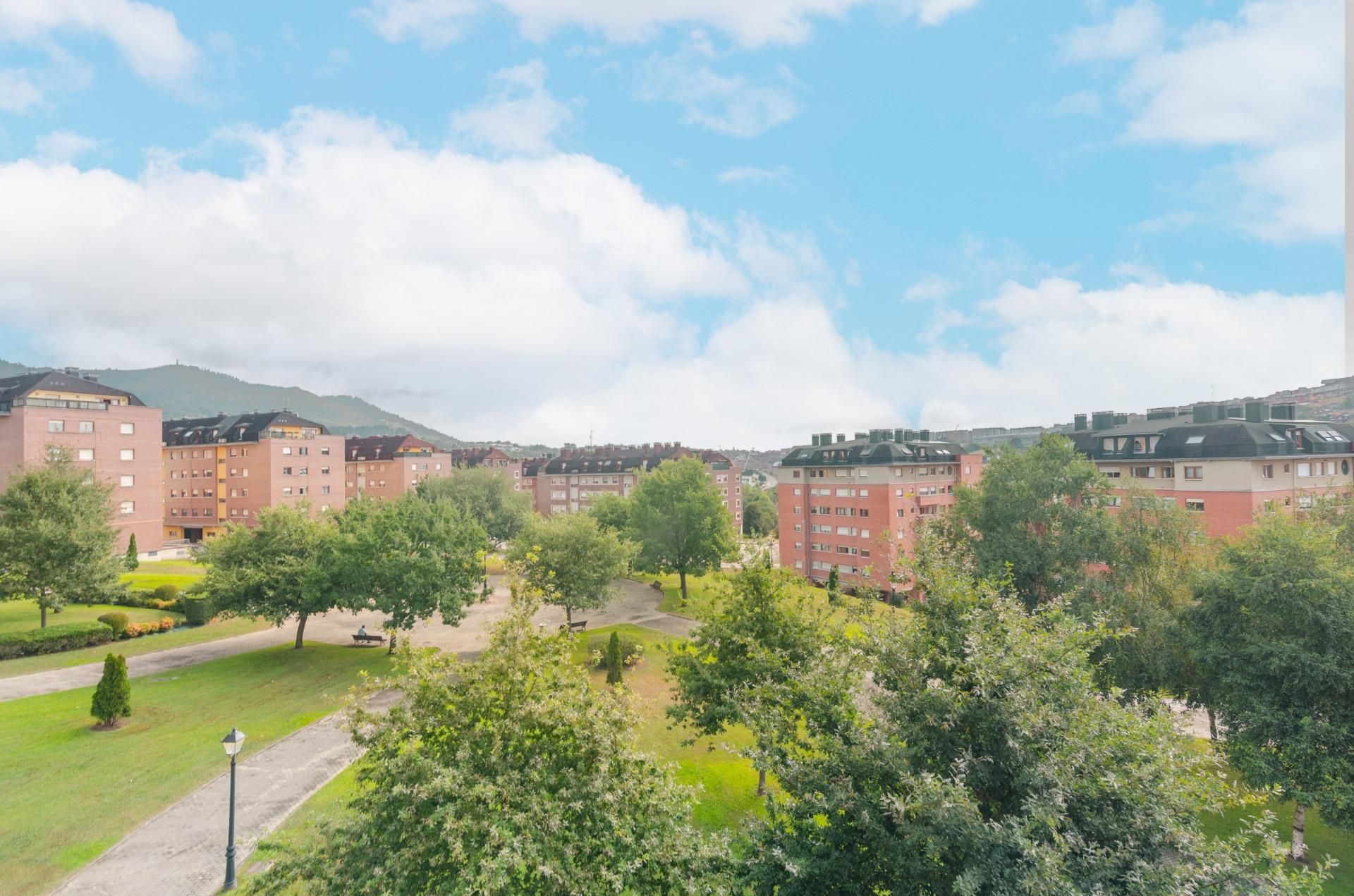 Vista exterior de Pis en venda en Oviedo  amb Calefacció i Jardí privat
