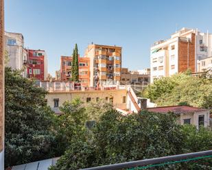 Exterior view of Apartment for sale in  Barcelona Capital  with Air Conditioner and Balcony