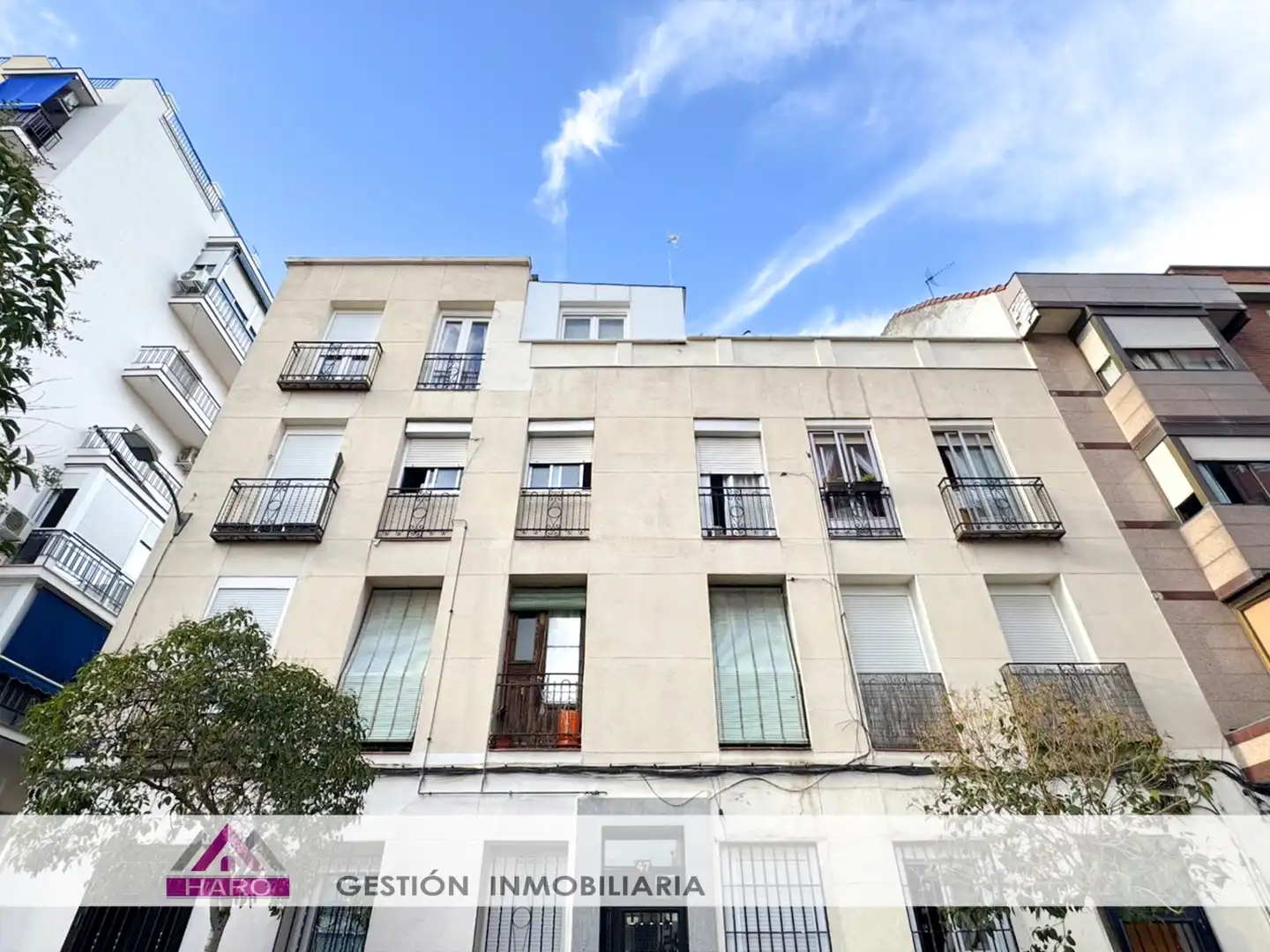 Vista exterior de Piso en venta en Madrid con Calefacción