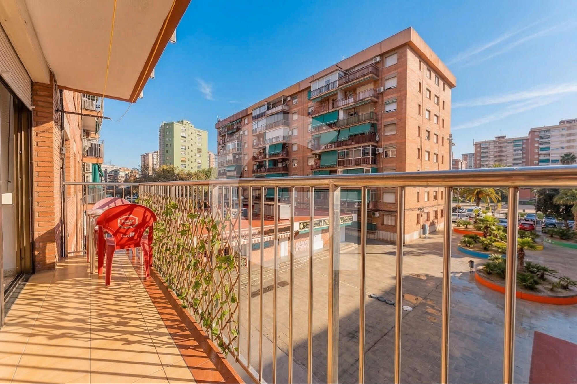 Vista exterior de Piso en venta en Cornellà de Llobregat con Terraza, Horno y Lavadora