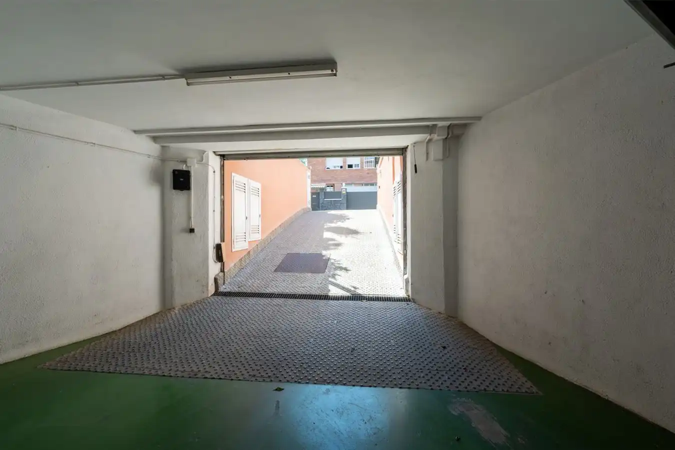 Aparcament de Casa adosada en venda en Montcada i Reixac amb Calefacció, Jardí privat i Terrassa