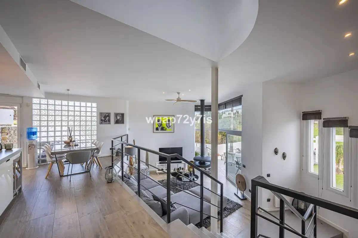Sala d'estar de Casa adosada en venda en Marbella amb Aire condicionat, Terrassa i Traster