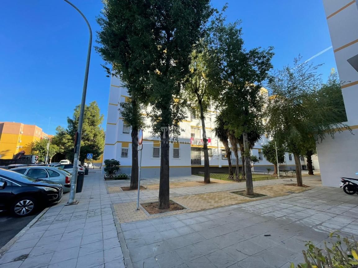 Exterior view of Flat for sale in  Sevilla Capital  with Air Conditioner and Storage room
