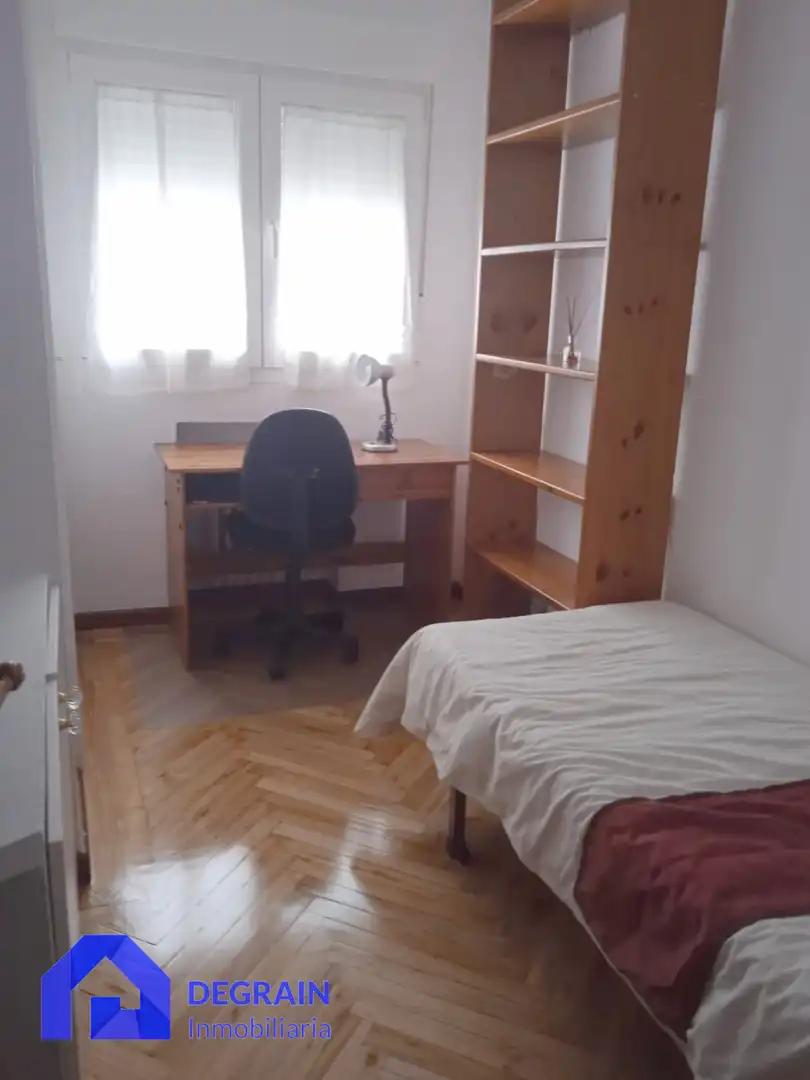Habitación de Piso de alquiler en Oviedo  con Calefacción, Terraza y Amueblado