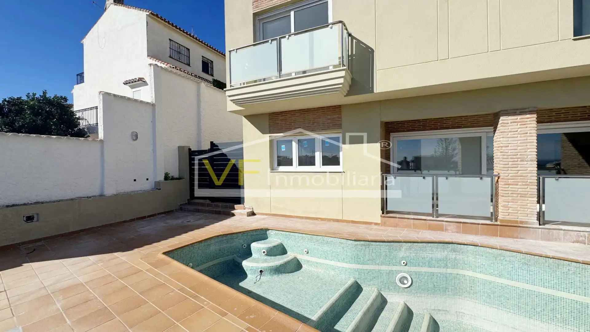 Vista exterior de Dúplex en venda en Torremolinos amb Jardí privat, Terrassa i Traster