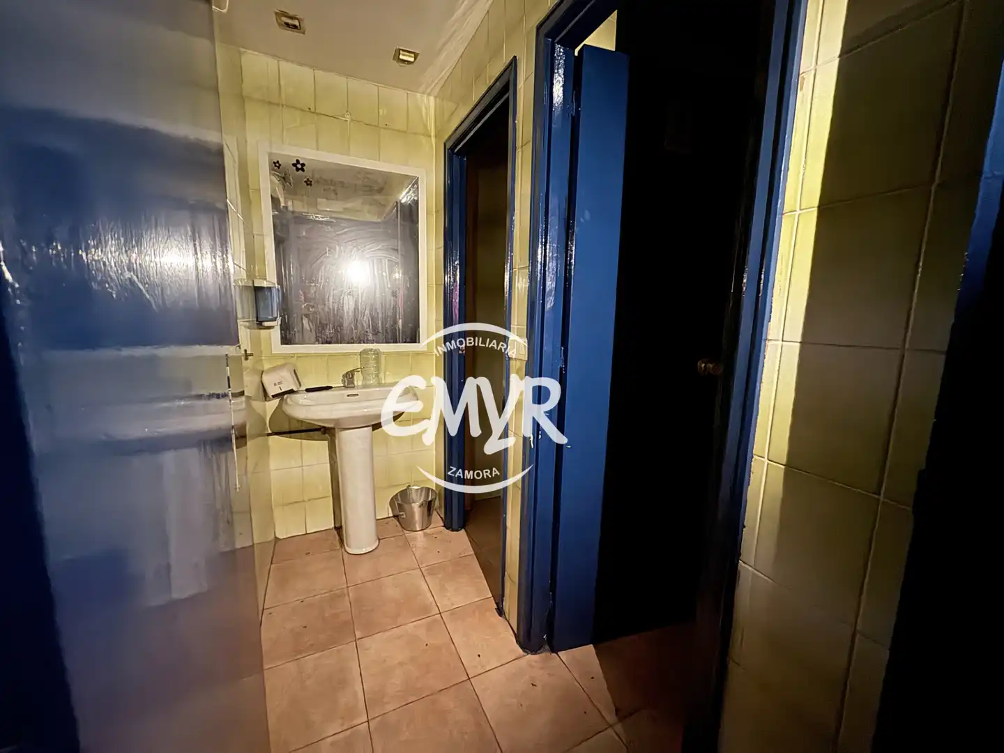 Badezimmer von Geschaftsraum zum Verkauf in Zamora Capital  mit Klimaanlage, Terrasse und Möbliert