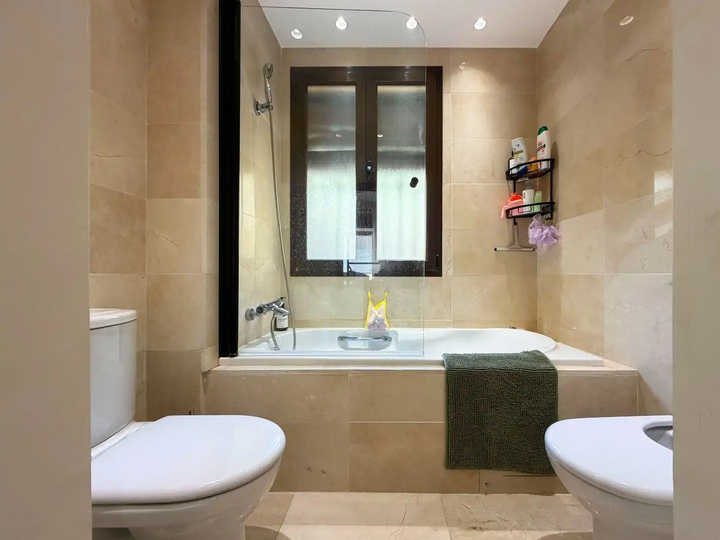 Badezimmer von Wohnung zum Verkauf in Estepona mit Klimaanlage, Terrasse und Abstellraum