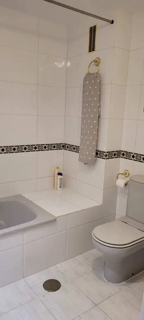 Bany de Pis de lloguer en Cuenca amb Calefacció, Terrassa i Moblat