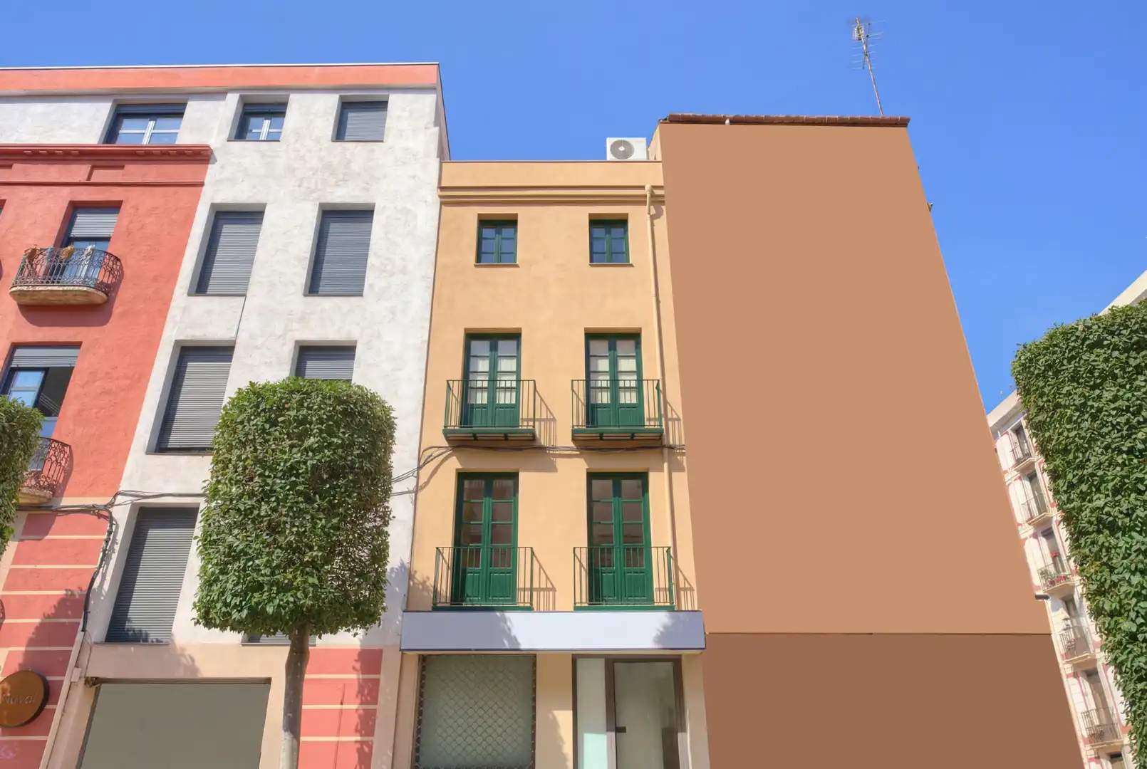 Vista exterior de Casa adosada en venda en Reus amb Terrassa i Balcó
