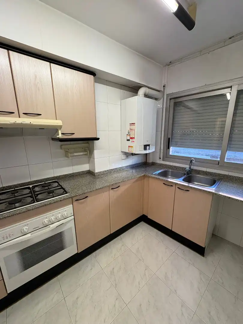 Cuina de Pis en venda en Girona amb Forn, Microones i Balcó