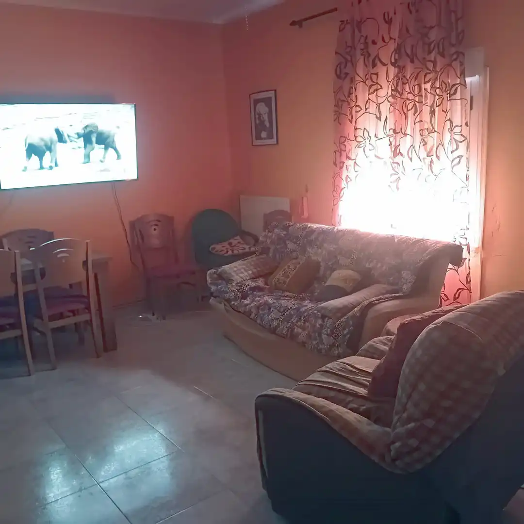 Sala d'estar de Casa adosada en venda en Aranjuez amb Jardí privat, Moblat i Alarma
