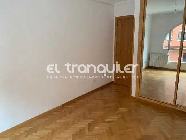 Bedroom of Flat for sale in Madrid  with Parquet flooring and Swimming Pool
