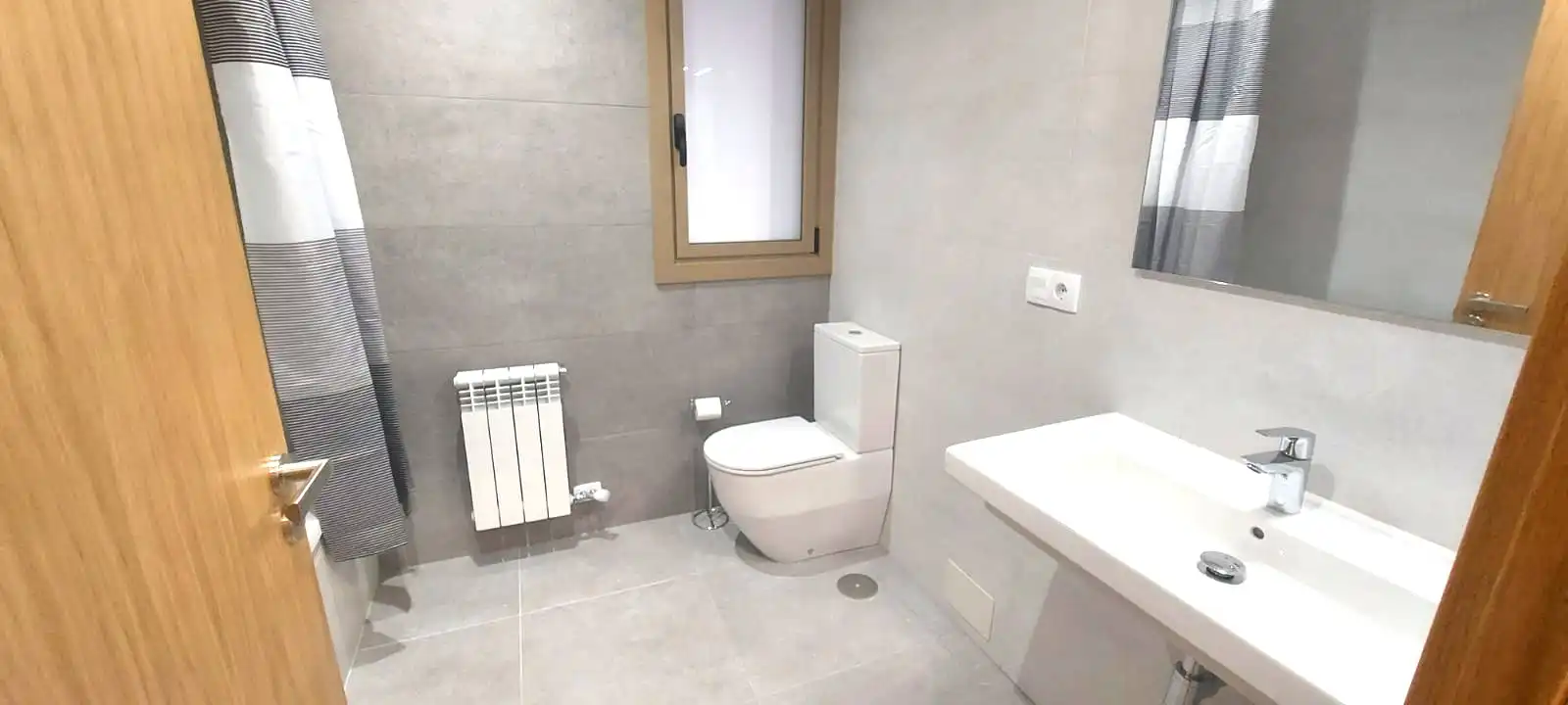 Baño de Piso de alquiler en Vigo  con Calefacción, Parquet y Trastero