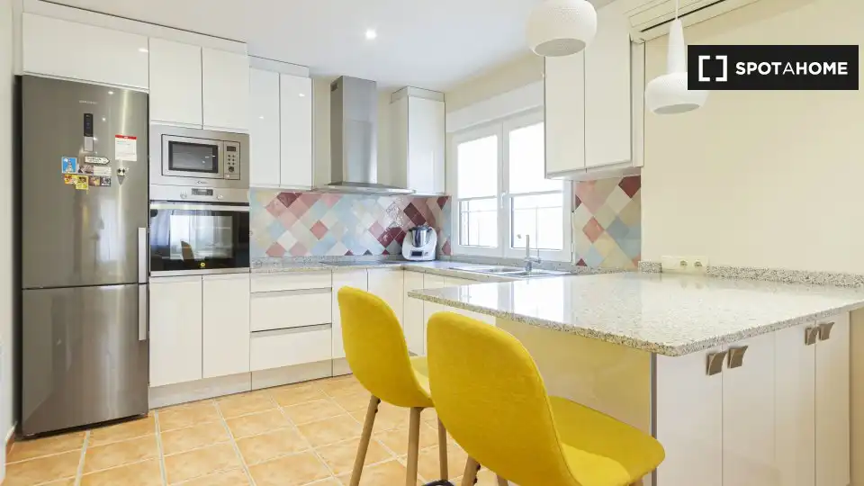 Kitchen of Flat for share in Sevilla la Nueva  with Air Conditioner, Heating and Furnished