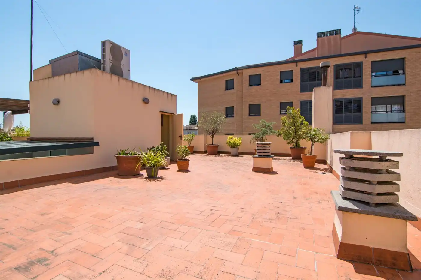 Houses for sale in Calle COMPOSITOR JOAQUIM SERRA, 3, Eixample - Horta Capallera