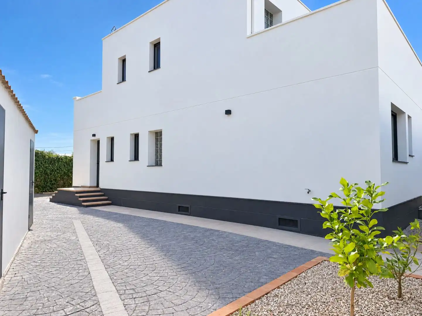 Vista exterior de Casa o xalet en venda en Deltebre amb Terrassa, Piscina i Balcó