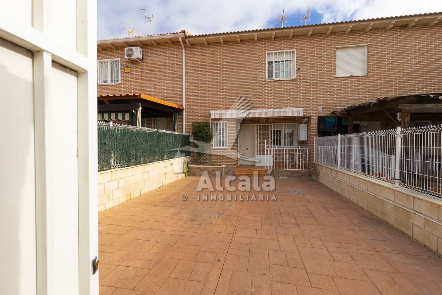 Vista exterior de Casa adosada en venda en Galápagos amb Aire condicionat, Calefacció i Terrassa