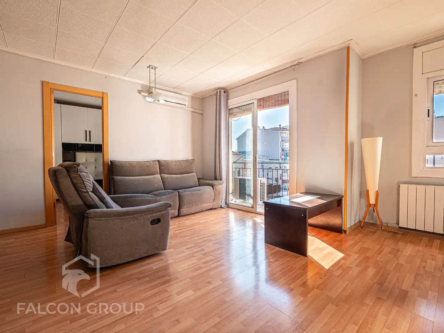 Living room of Flat for sale in Vilanova i la Geltrú  with Air Conditioner, Heating and Parquet flooring