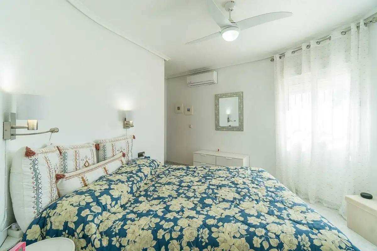 Dormitori de Casa o xalet en venda en Orihuela amb Aire condicionat, Jardí privat i Terrassa