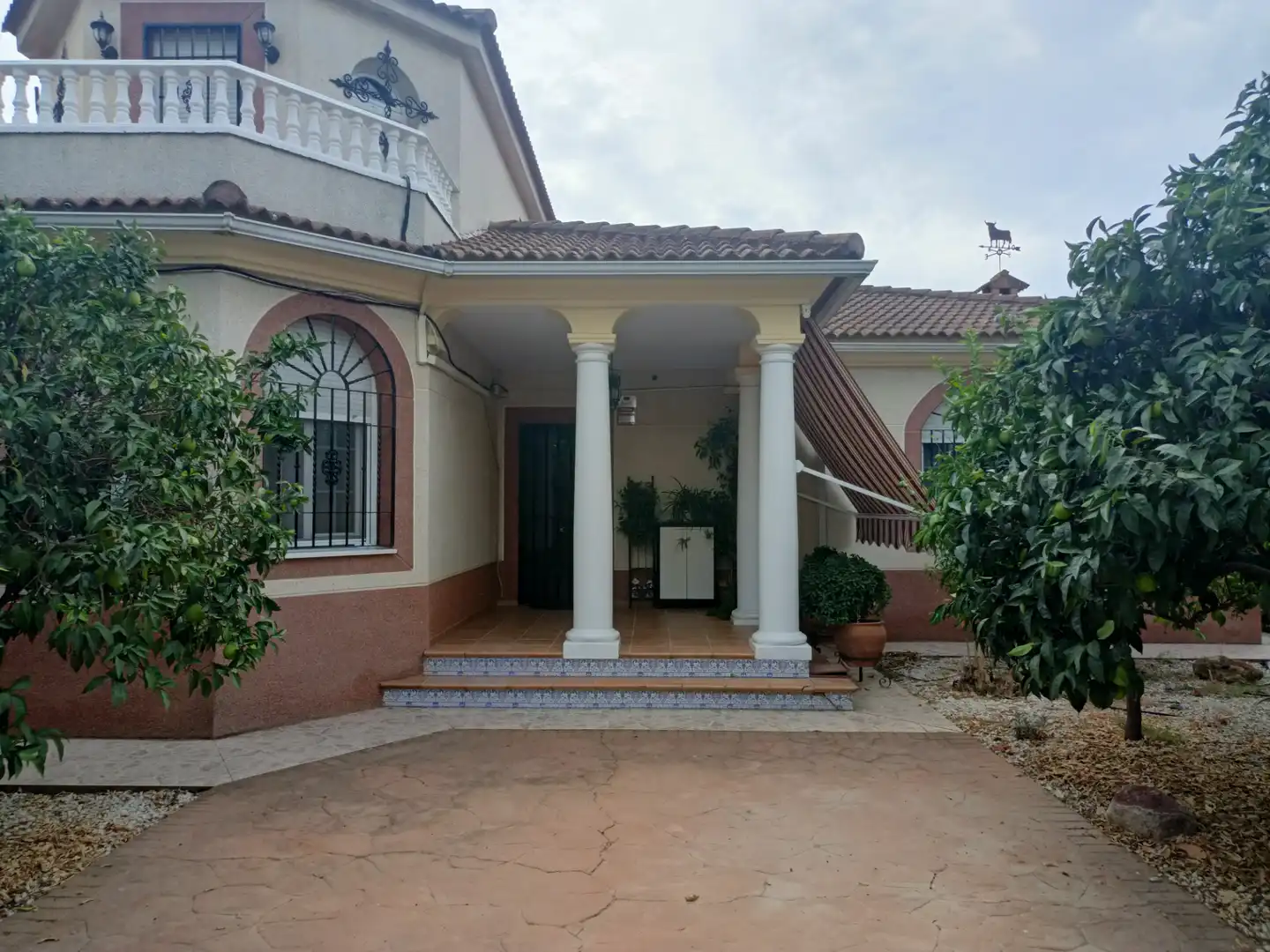 Vista exterior de Casa o xalet en venda en Poniente-Norte - Miralbaida - Parque Azahara