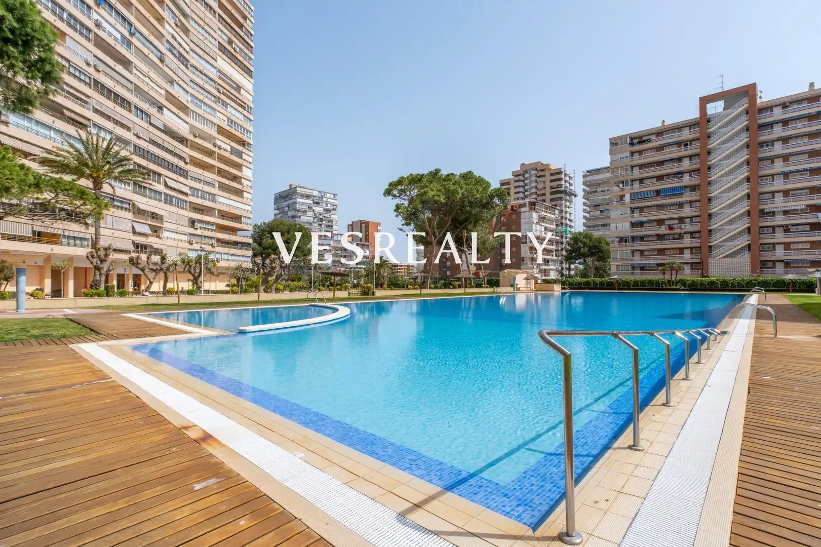 Piscina de Piso de alquiler en Alicante / Alacant con Amueblado, Balcón y Piscina comunitaria