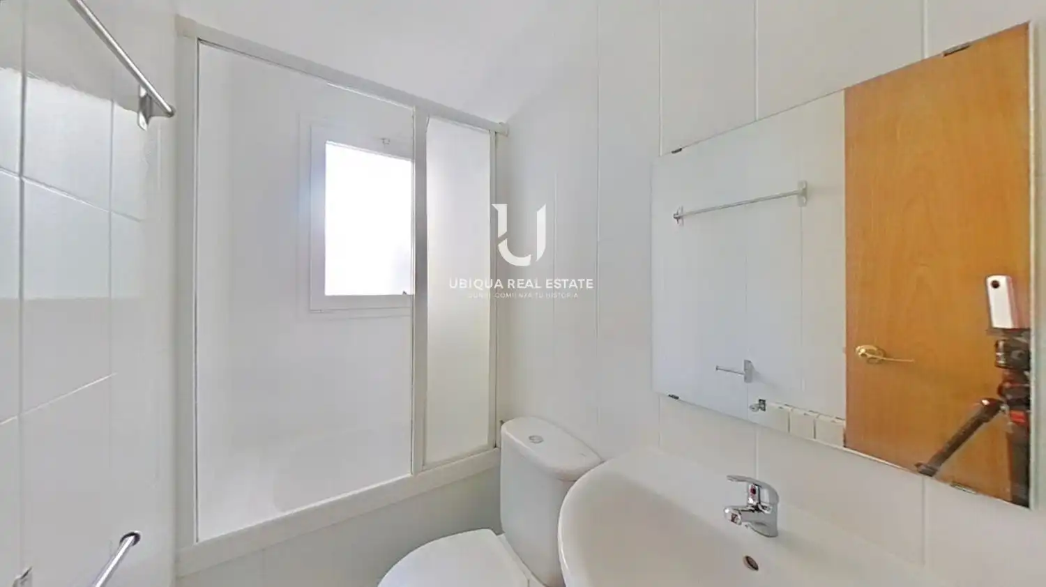Baño de Piso en venta en Barcelona con Calefacción, Piscina y Piscina comunitaria