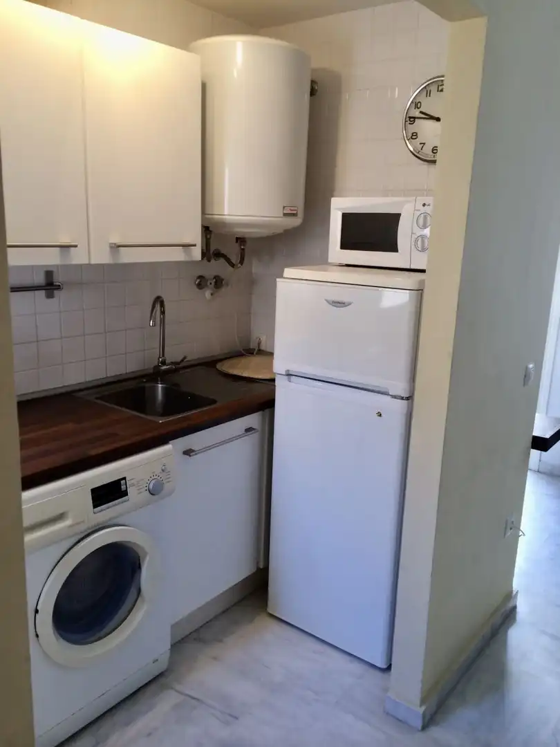 Küche von Wohnung zum Verkauf in Sanlúcar la Mayor mit Klimaanlage, Heizung und Abstellraum