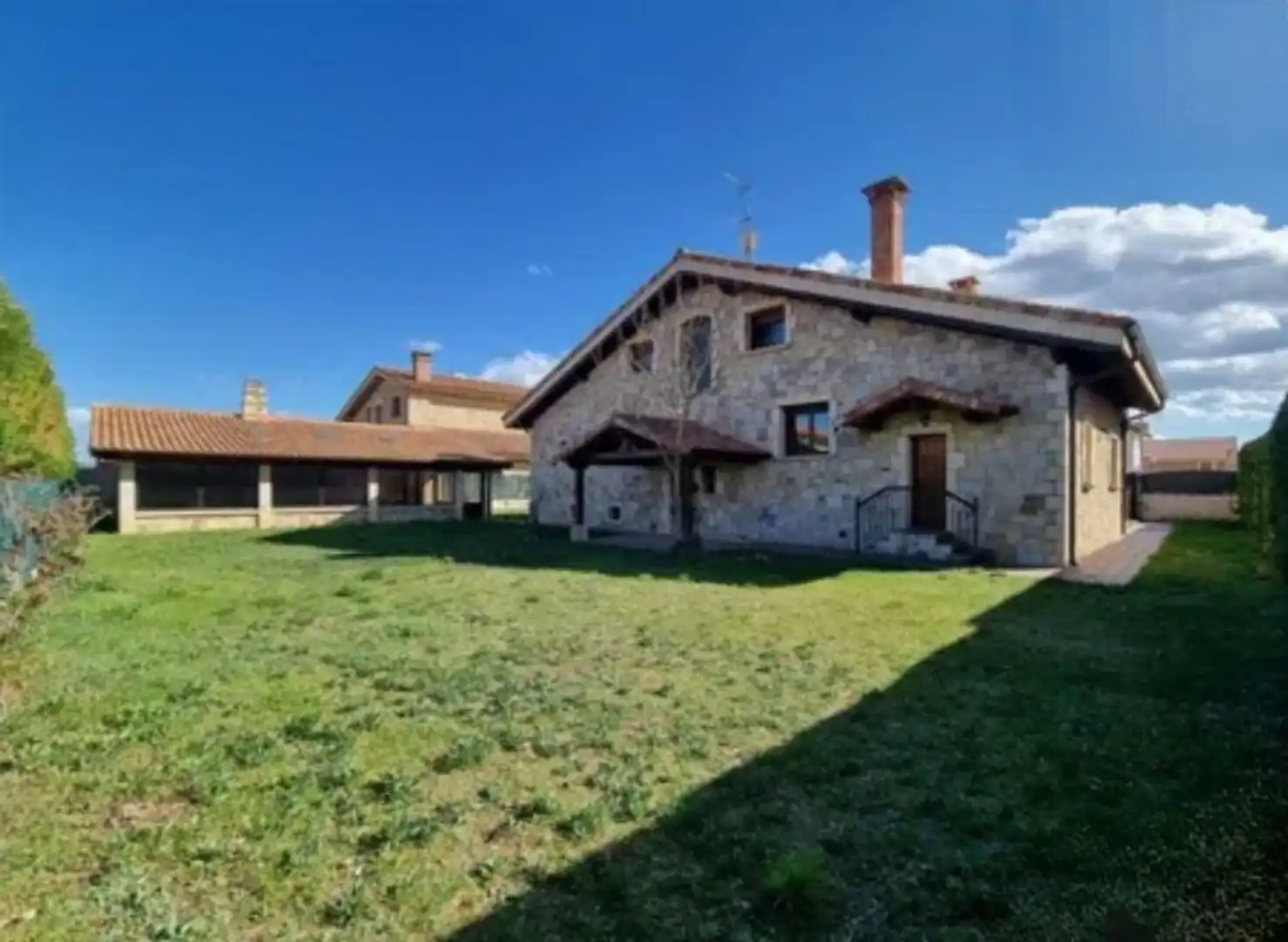 Chalet con piscina en venta en Villarcayo 0