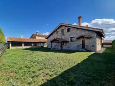 Chalet con piscina en venta en Villarcayo 0