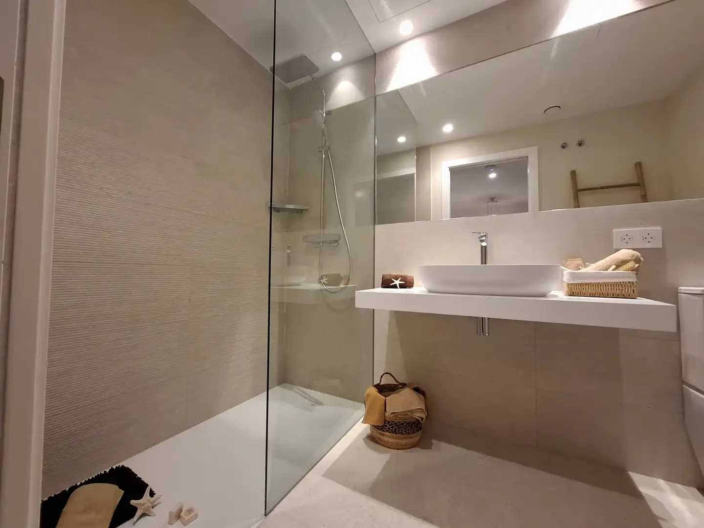 Bathroom of Flat for sale in Palamós  with Air Conditioner, Heating and Terrace