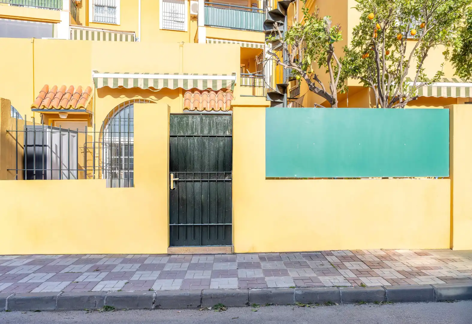 Vista exterior de Casa adosada en venta en Torremolinos con Aire acondicionado, Amueblado y Piscina comunitaria