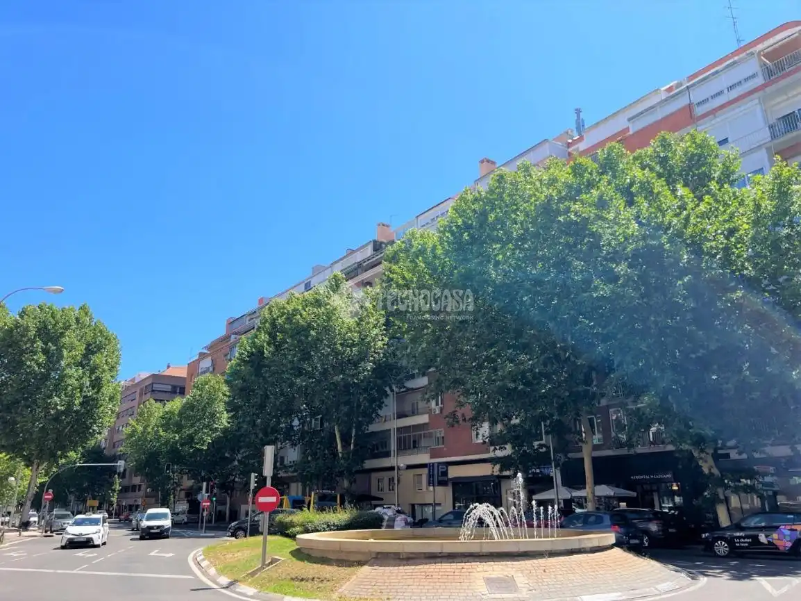 Vista exterior de Local en venda en Madrid