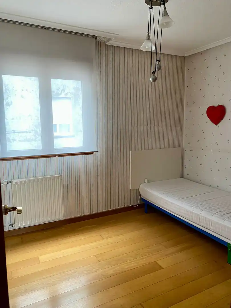 Habitación de Ático en venta en Avilés con Calefacción y Parquet