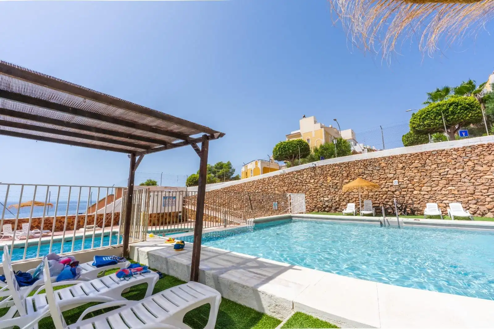 Piscina de Piso en venta en Roquetas de Mar con Aire acondicionado, Terraza y Amueblado