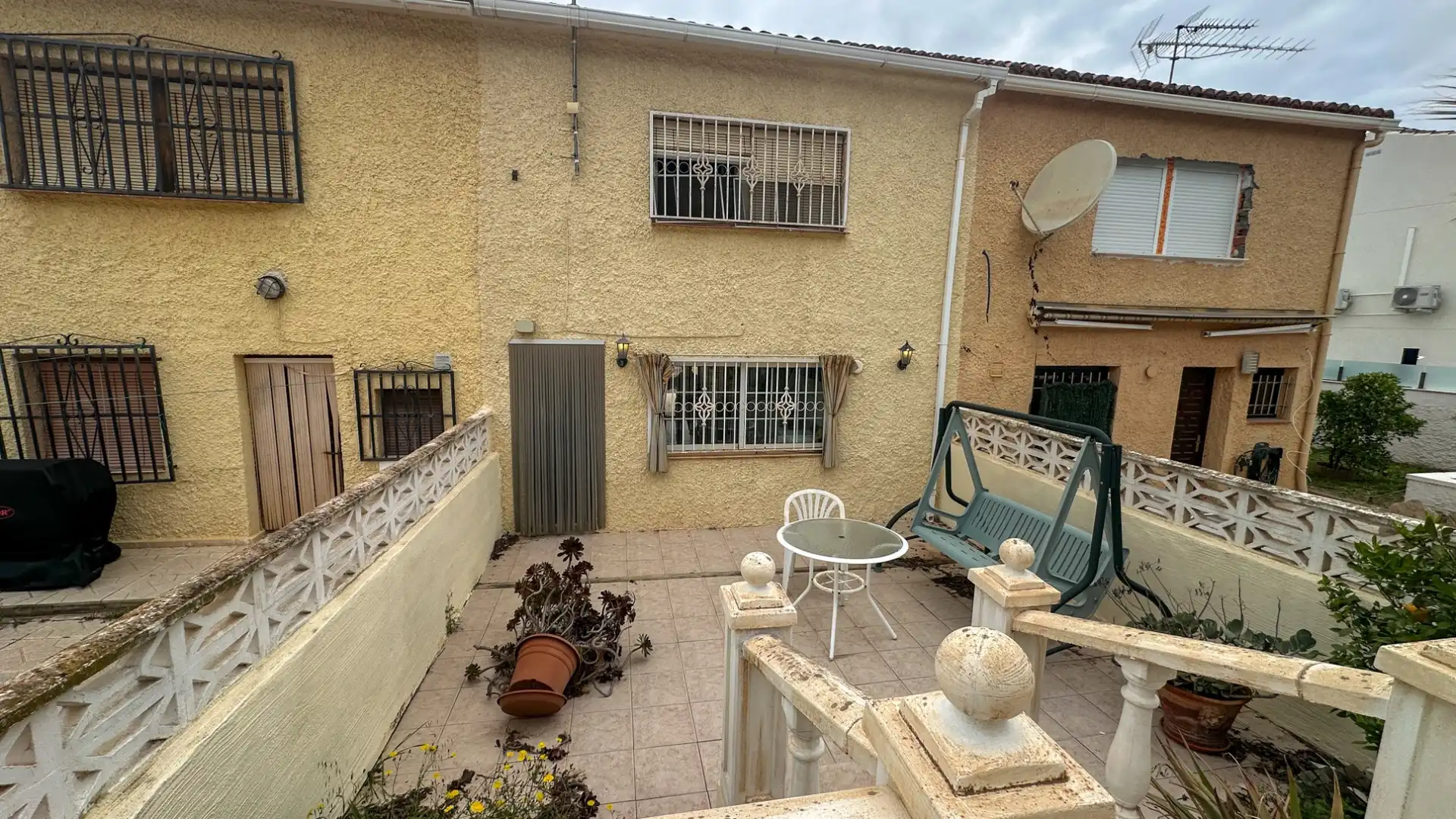 Vista exterior de Casa adosada en venda en Orihuela amb Jardí privat, Terrassa i Traster
