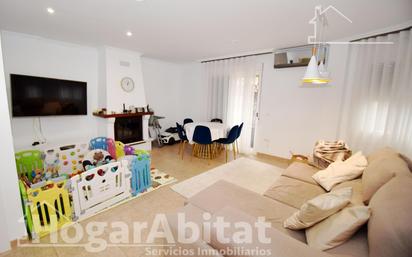 Sala d'estar de Casa adosada en venda en Onda amb Aire condicionat, Calefacció i Terrassa