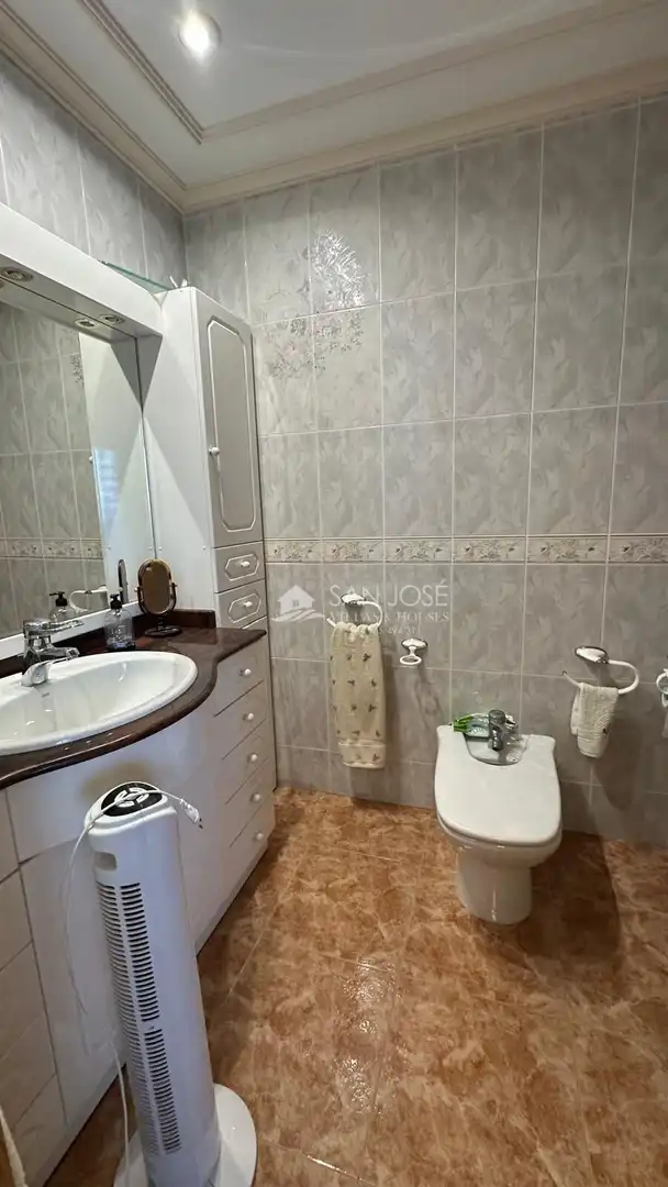 Baño de Piso en venta en Elche / Elx con Calefacción, Terraza y Balcón