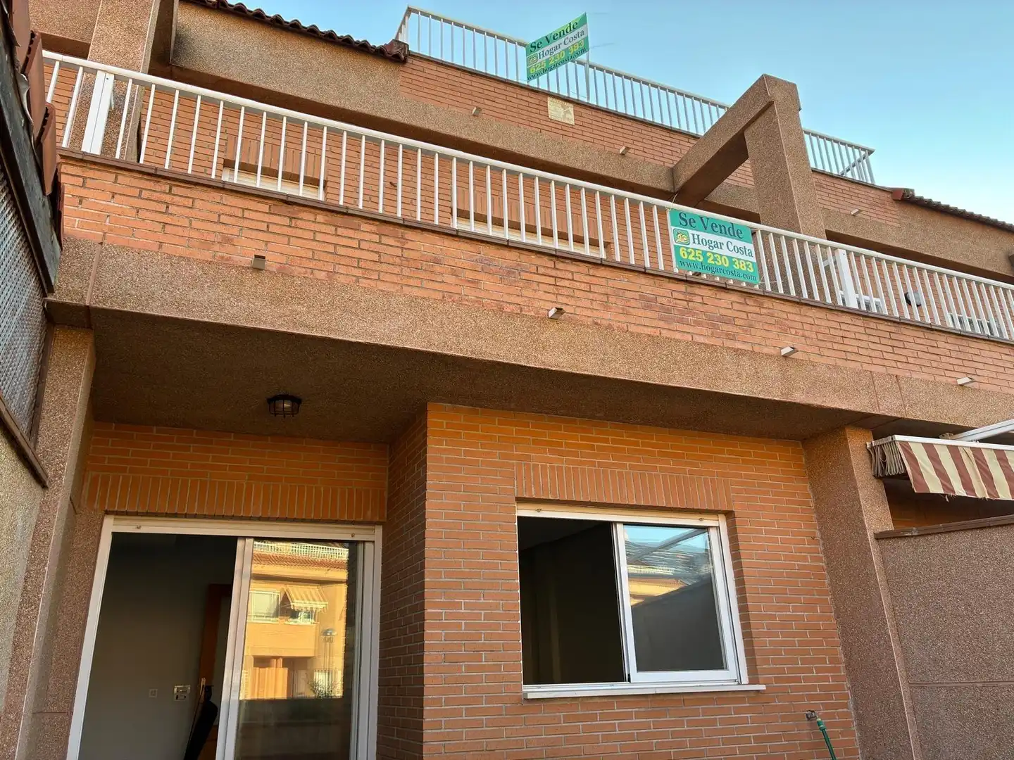 Vista exterior de Casa o xalet en venda en Alicante / Alacant amb Aire condicionat, Terrassa i Piscina comunitària