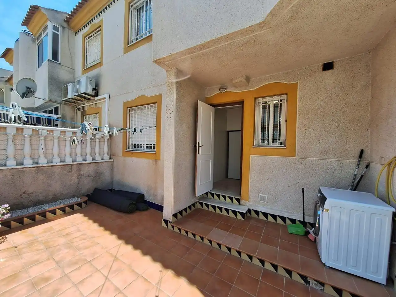 Vista exterior de Planta baixa en venda en Torrevieja amb Terrassa, Moblat i Piscina comunitària