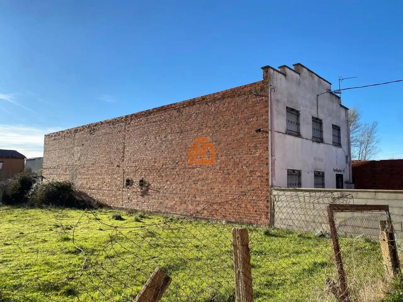 Vista exterior de Local en venta en León Capital 