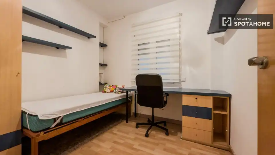 Bedroom of Flat for share in Sant Andreu
